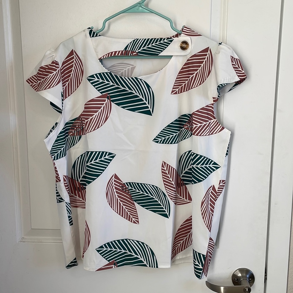 Leafy blouse with strap detail and button on the front